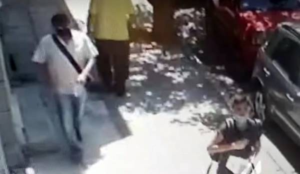 Πειραιάς: Κλέφτης ακολούθησε μαθητή στο σπίτι του, τον έσπρωξε και άρπαξε όσα χρήματα βρήκε (Βίντεο)