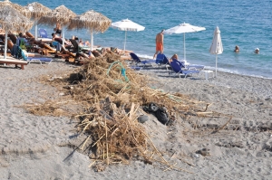 Καλάμια και φερτά υλικά βρίσκονται ακόμα στην παραλία της Καλαμάτας, μια βδομάδα μετά τη νεροποντή