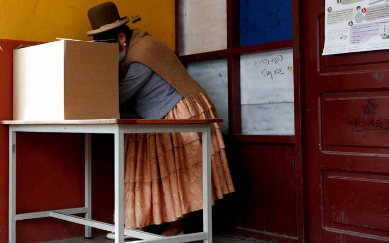 Προς νίκη από τον πρώτο γύρο ο Λουίς Άρσε στις εκλογές στη Βολιβία