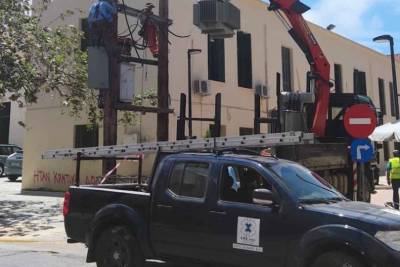 Αφαιρούνται παλιές κολόνες για Open Mall Κυπαρισσίας