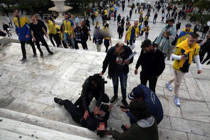 Δύο προσαγωγές και ένας τραυματίας σε επεισόδιο οπαδών στο Σύνταγμα