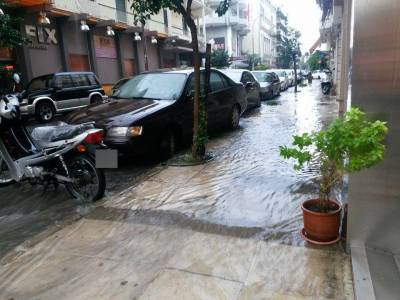 Προβλήματα σε δρόμους της Καλαμάτας από την πρωινή μπόρα (βίντεο)