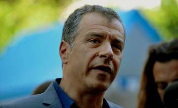 Θεοδωράκης: "Προδοσία αν δεν κρατηθούμε στην ΕΕ"