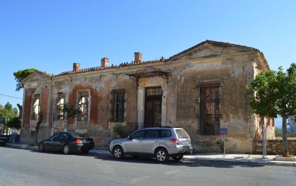 Κυπαρισσία: 162 πολίτες ζητούν αποκατάσταση του παλιού κτηρίου της Εθνικής Τράπεζας