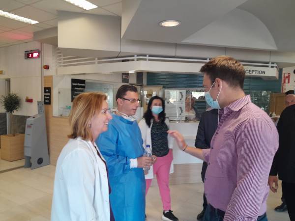 Ο Στέφανος Κασσελάκης στο Νοσοκομείο Καλαμάτας: “Ο ΣΥΡΙΖΑ θα είναι δίπλα στους ήρωες της καθημερινότητας”