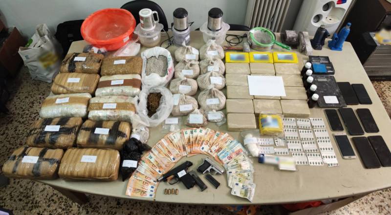 Κατασχέθηκαν 12 κιλά ηρωίνης και 10 κιλά χασίς από αστυνομικούς του Γυθείου - 6 συλλήψεις
