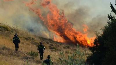 Σε εξέλιξη η πυρκαγιά στις Χιράδες Μεγαλόπολης