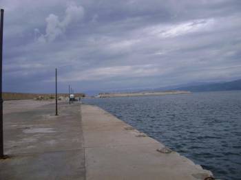 Αυτοκίνητο έπεσε στο λιμάνι της Κυπαρισσίας