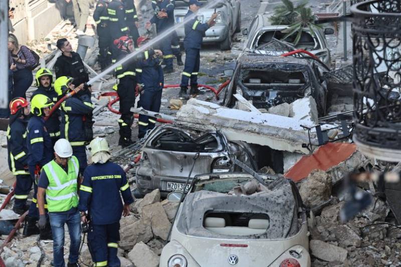 Έκρηξη στην Πλάκα: Συνεχίζονται οι έρευνες της Πυροσβεστικής - Αναζητούνται πέντε άτομα
