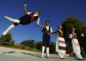 Εκμάθηση παραδοσιακών χορών από τη Μητρόπολη