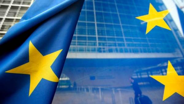 Κομισιόν: Προτείνει μείωση των περιορισμών στα μη απαραίτητα ταξίδια στην ΕΕ
