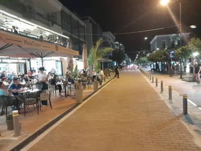 Καλαμάτα: Αποχή σύσσωμης της αντιπολίτευσης από τη συνεδρίαση για τα τραπεζοκαθίσματα στο βόρειο πεζοδρόμιο της Ναυαρίνου