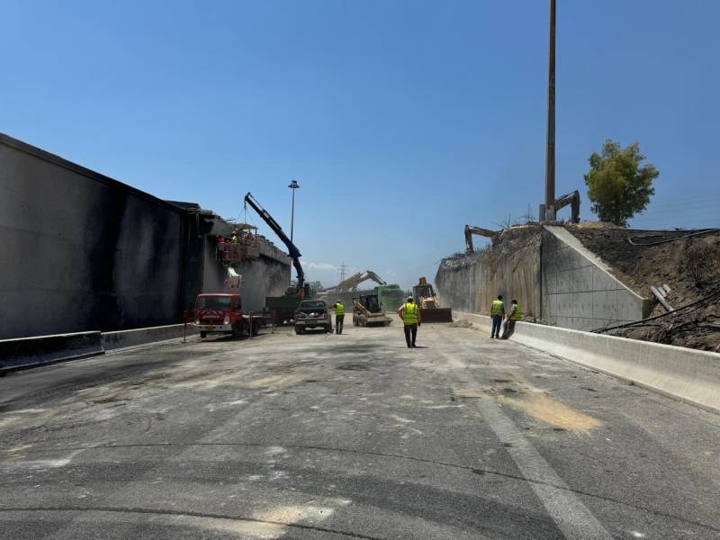Ολοκληρώθηκε η κατεδάφιση της γέφυρας στην Παλαιά Εθνική Οδό Αθηνών-Κορίνθου - Στην κυκλοφορία μέχρι τα μεσάνυχτα μία λωρίδα και η ΛΕΑ