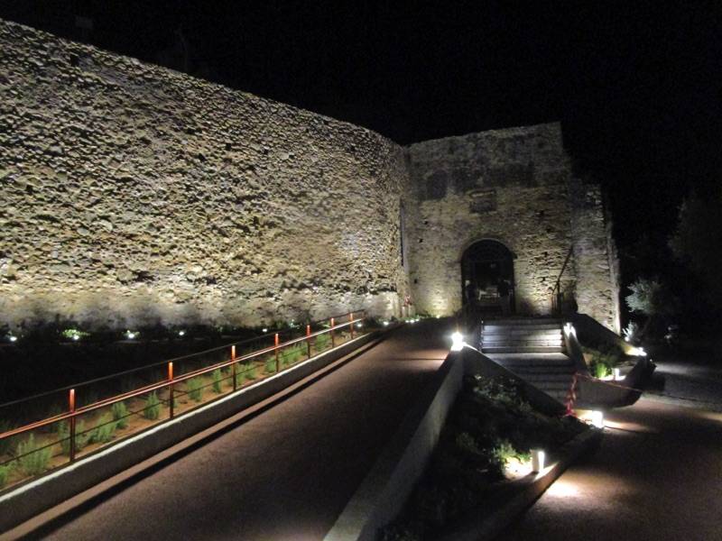 Άλλαξε η εικόνα στο Κάστρο Καλαμάτας μετά τον φωτισμό και την διαμόρφωση της εισόδου (βίντεο-φωτογραφίες)