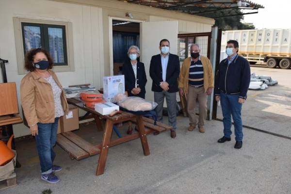 Δήμος Καλαμάτας: Απινιδωτές και εκπαιδευτικό υλικό στον Ερυθρό Σταυρό