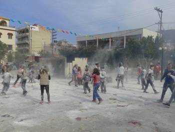 Αποκριάτικος... αλευροπόλεμος στην Κυπαρισσία (φωτογραφίες)