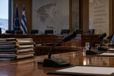 Η φίμωση των αυτοδιοικητικών συμβουλίων και η σιωπή της αντιπολίτευσης