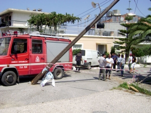 Του κόλλησε το γκάζι - τον σταμάτησε κολόνα, χθες το μεσημέρι στην Κυπαρισσία