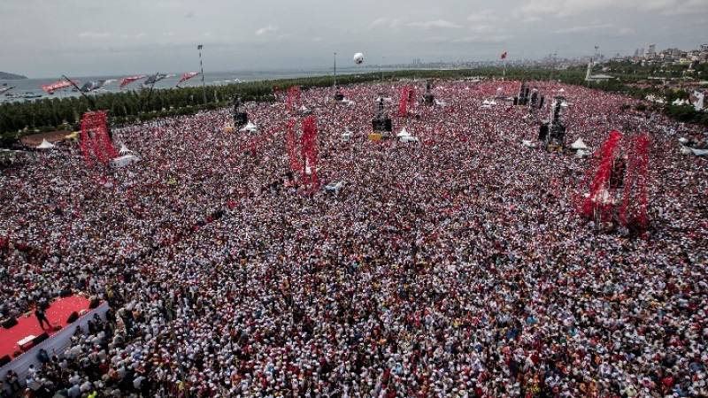 Αύριο στις κάλπες οι Τούρκοι ψηφοφόροι