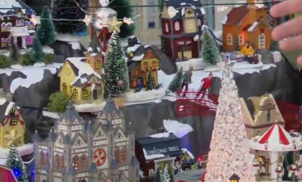 Ένα χριστουγεννιάτικο χωριό από μινιατούρες στην Κέρκυρα (Βίντεο)