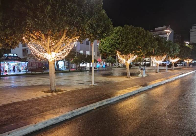 Κατέστρεψαν τον εορταστικό φωτισμό στην πλατεία Καλαμάτας