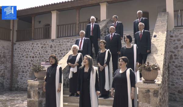 Ο “Ορφέας” τραγούδησε για το 1821 στη Μονή Βελανιδιάς (βίντεο-φωτογραφίες)