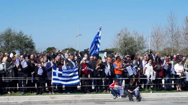 Θεσσαλονίκη: Πολίτες τραγουδούσαν «Μακεδονία ξακουστή» με σημαίες, στην παρέλαση (Βίντεο)