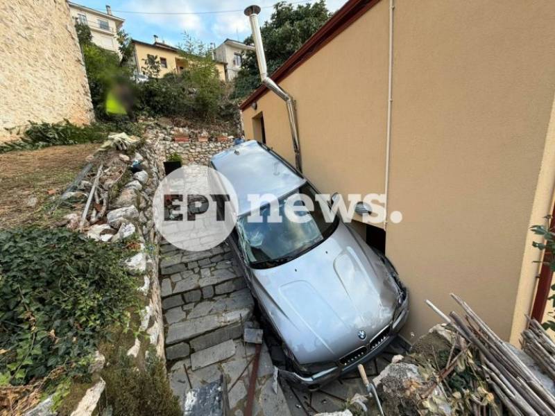 Αυτοκίνητο «προσγειώθηκε» σε αυλή σπιτιού στην Καστοριά