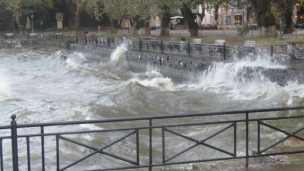 Τεράστια κύματα στη λίμνη Ιωαννίνων -Τα νερά έφτασαν μέχρι την πλατεία (Βίντεο)