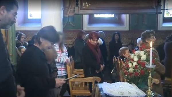 Πόνος και θλίψη στο μνημόσυνο της Ελένης Τοπαλούδη (Βίντεο)
