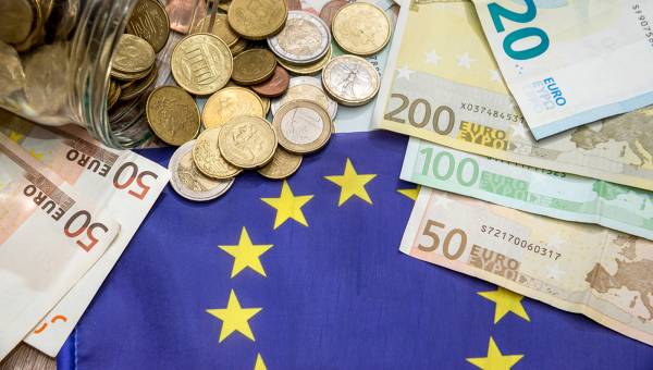 Πρώτες διευκολύνσεις για την Ελλάδα από την ευρωζώνη