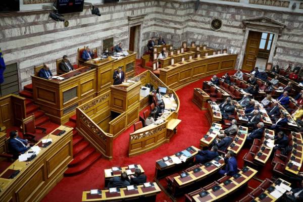 Στη Βουλή η κόντρα για τις παρακολουθήσεις – Προς πρόταση δυσπιστίας ο ΣΥΡΙΖΑ (βίντεο)