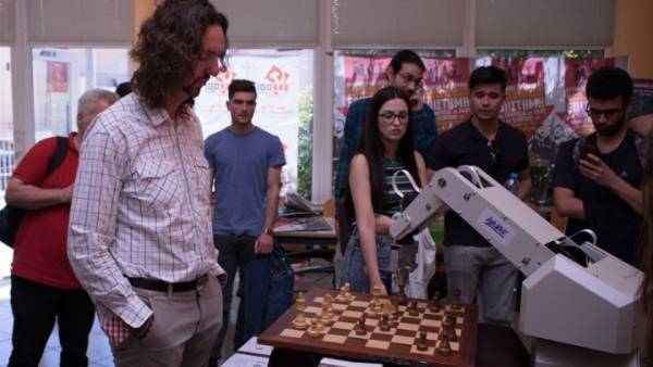 Cronus: Το ρομπότ που παίζει σκάκι (Φωτογραφίες)