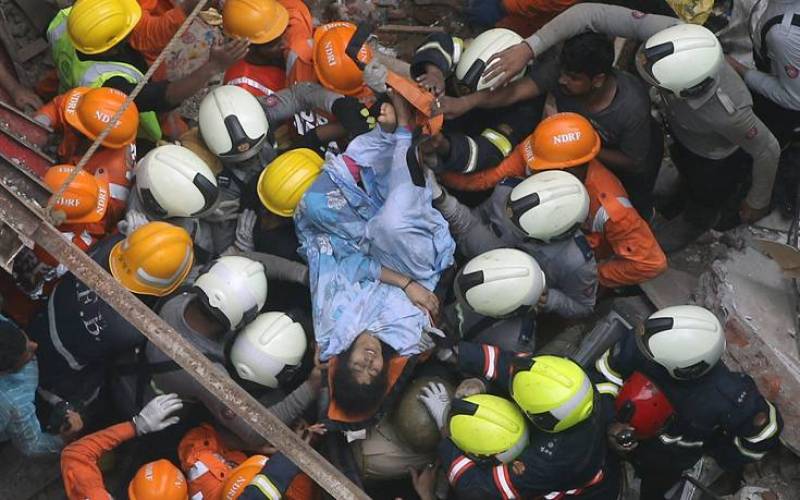 Δεκατρείς νεκροί από κατάρρευση κτιρίου στην Ινδία