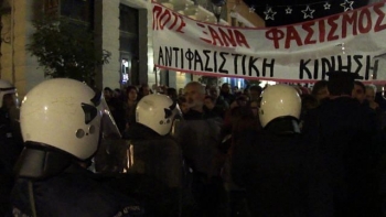 Διαδηλωτές και χρυσαυγίτες πρόσωπο με πρόσωπο  στον πεζόδρομο της Αριστομένους 