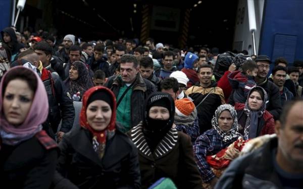 Άλλοι 2.276 πρόσφυγες αποβιβάστηκαν το πρωί στον Πειραιά