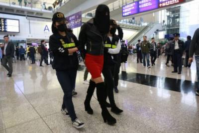 Σοβαρά ερωτηματικά για τη σύλληψη με κόκα 19χρονου μοντέλου: Ξεκίνησε από Καλαμάτα, πιάστηκε στο Χονγκ Κονγκ