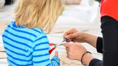 Ανοίγει σήμερα η πλατφόρμα για τις «Νταντάδες της Γειτονιάς»