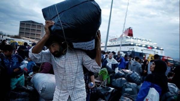 Στον Πειραιά 57 πρόσφυγες και μετανάστες από Λέσβο και Χίο