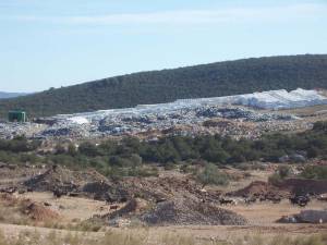 Καλαμάτα: Ο δήμος καλεί τη RAM να μαζέψει τα σκουπιδοδέματα