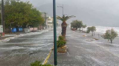 Πολύ μεγάλα κύματα στην Καλαμάτα: Η θάλασσα βγήκε στη Ναυαρίνου (βίντεο-φωτογραφίες)