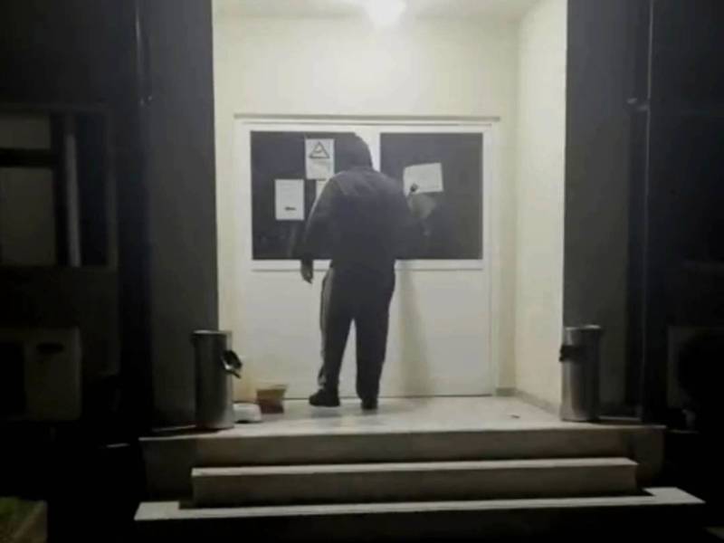 Επίθεση με βαριοπούλες του Ρουβίκωνα στα γραφεία του ΟΠΕΚΕΠΕ Λάρισας