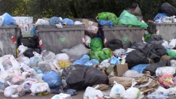 Τα σκουπίδια παραμένουν στους δρόμους του Πύργου