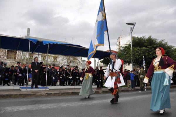 Χωρίς προβλήματα η παρέλαση της 25ης Μαρτίου στην Καλαμάτα (βίντεο και φωτογραφίες)