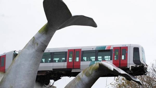 Ολλανδία: Συρμός του μετρό εκτροχιάστηκε και &quot;προσγειώθηκε&quot; πάνω στο... γλυπτό μιας φάλαινας (βίντεο)