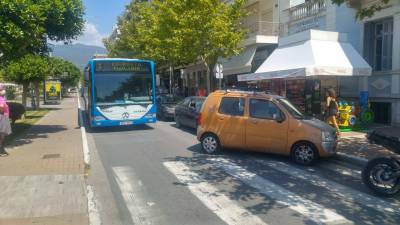 Καλαμάτα: Ολιγόλεπτο κομφούζιο στην Αριστομένους από... στραβοπαρκάρισμα
