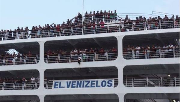 Στον Πειραιά το «Ελ.Βενιζέλος» με σχεδόν 2.200 πρόσφυγες