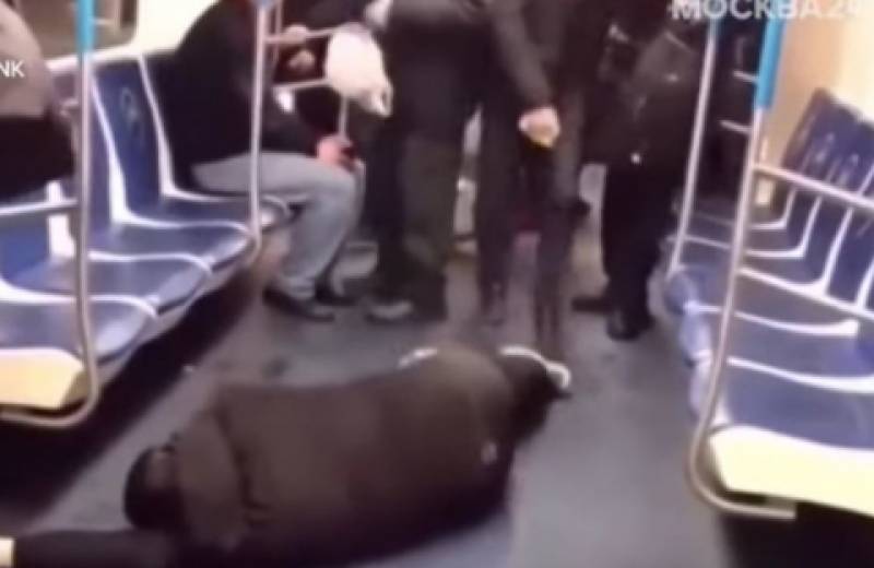 Μόσχα: Συνέλαβαν φαρσέρ που παρίστανε μέσα στο μετρό ότι κατέρρευσε από τον κορωνοϊό (Βίντεο)