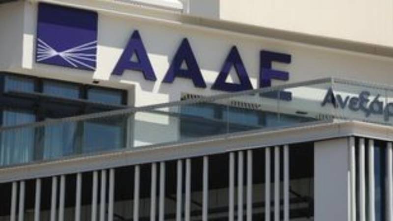 ΑΑΔΕ: Τι ισχύει για το φόρο σε δωρεές, χαρτζιλίκια και μεταφορές χρημάτων