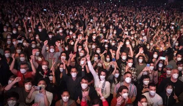 Η πρώτη συναυλία με 5.000 κόσμο έγινε στην Βαρκελώνη
